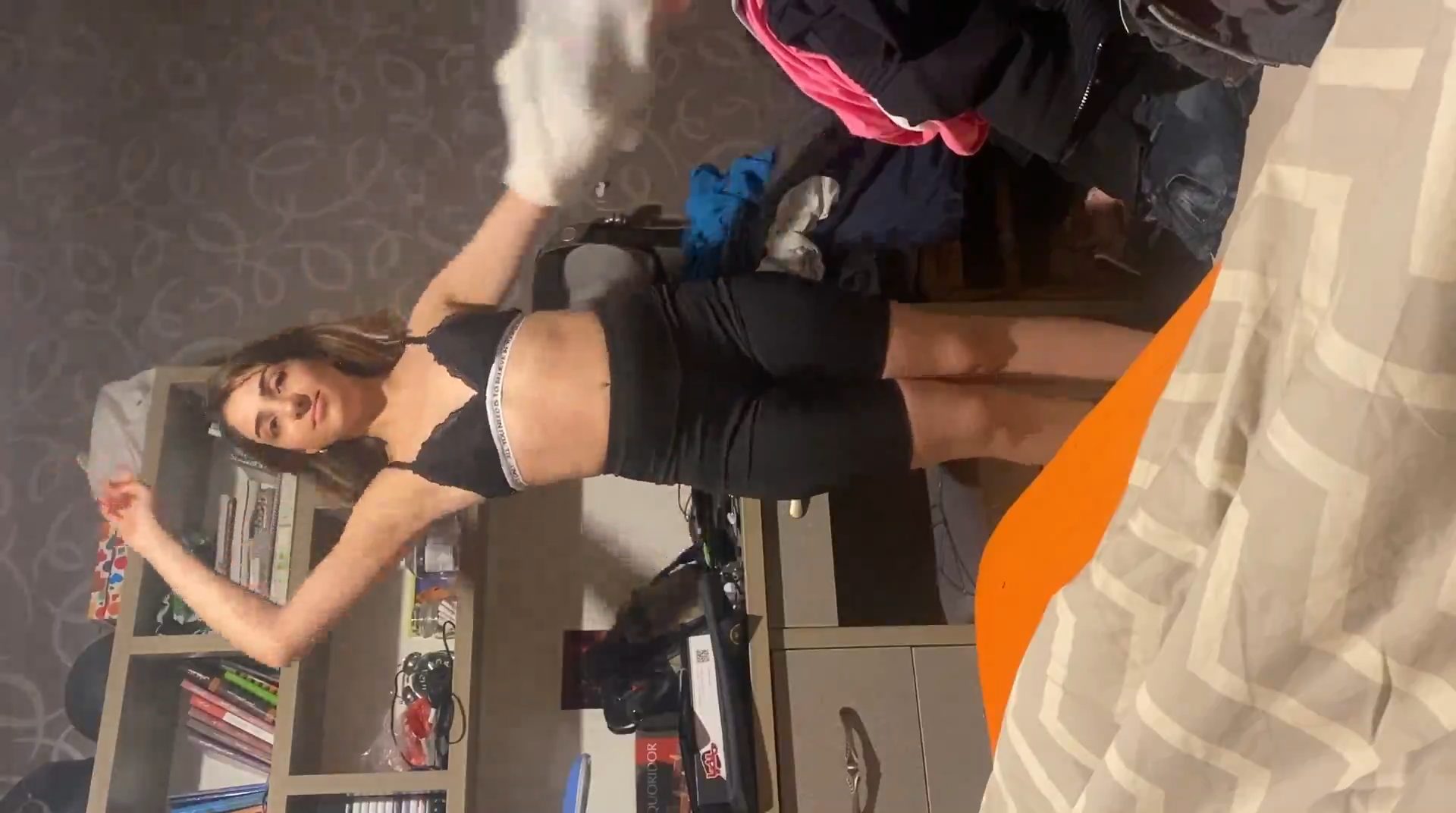 بدنمایی و ساک زدن دختر کیوت و تینیجر ایرانی