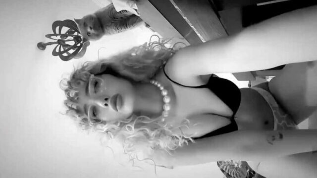 بدن نمایی دختر مو فرفری سکسی پارت دوم