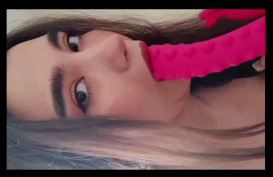 بدن نمایی دختر حشری و ساک زدن برای دیلدو