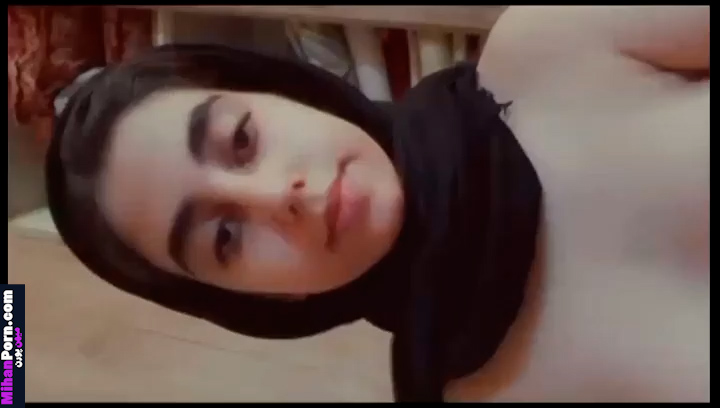دختر با حجاب تینیجر بدنش نشون میده و تو حموم جق میزنه